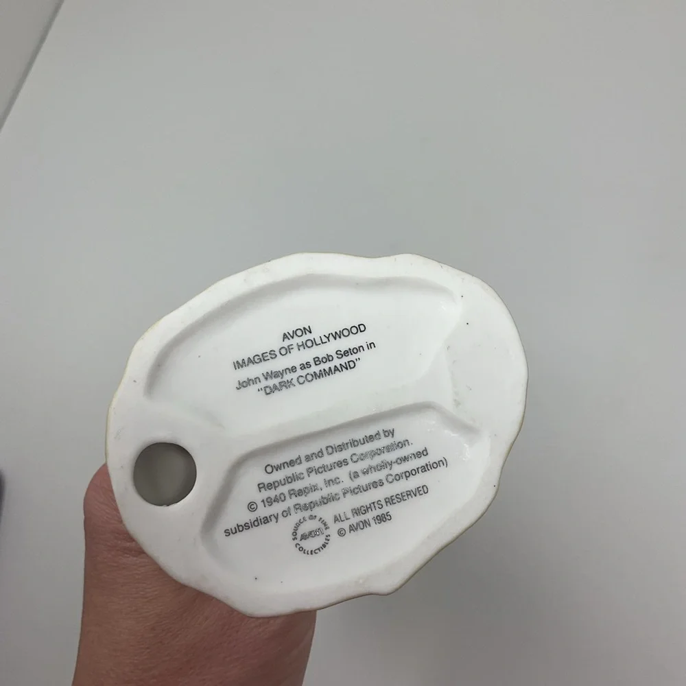 Avon Images of Hollywood John Wayne “Dark Command” Porcelain Figurine 1985 - Picture 4 of 4